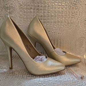 Chic Gold Stiletto Heels